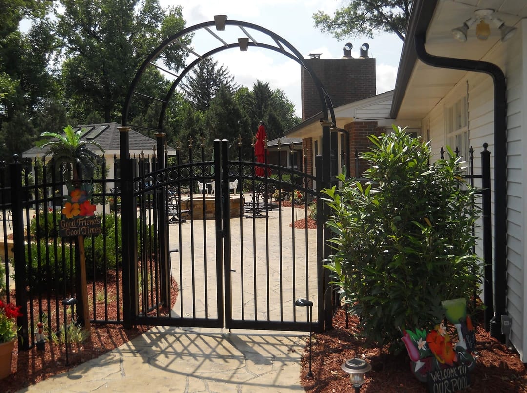 aluminum gate with overhead arch